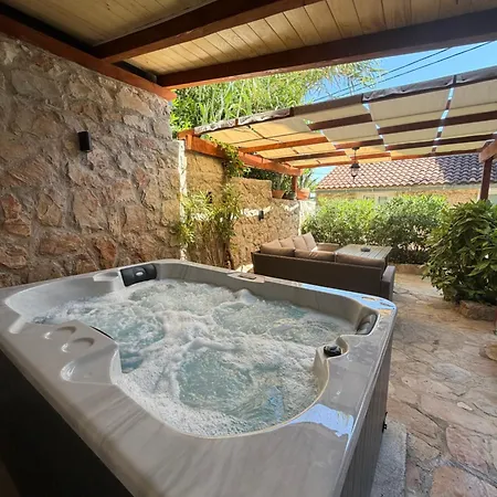 Lejlighed Skala And Kala With Hot Tubs Pitve