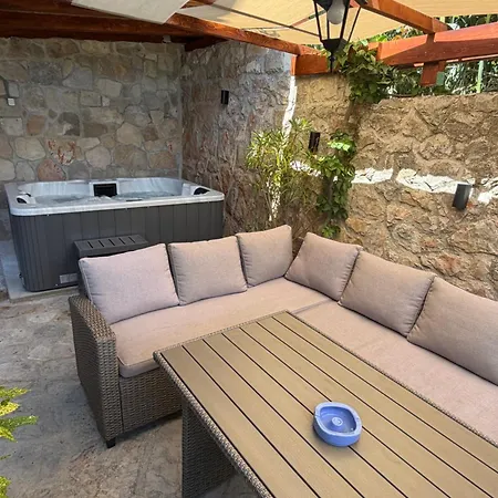 Skala And Kala With Hot Tubs Lejlighed Pitve